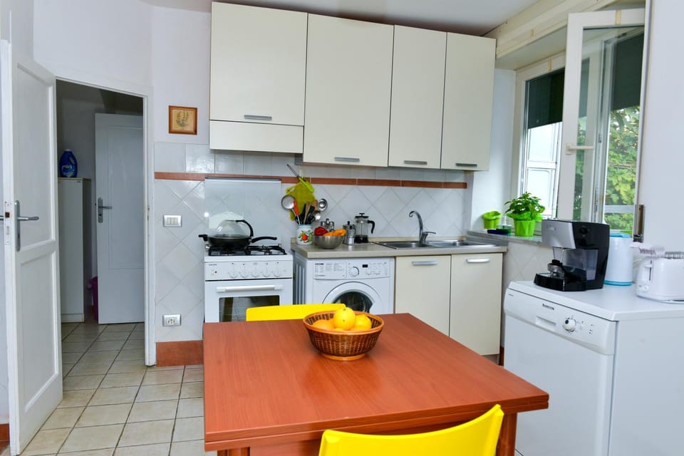 Coffee/tea facilities, oven, stove, toaster, washing machine, kitchen