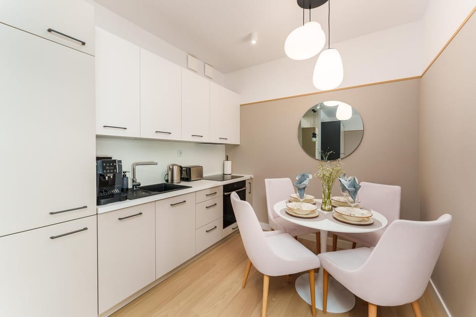 Coffee/tea facilities, Kitchen or kitchenette, oven, stove