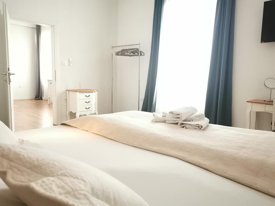 Bed, TV and multimedia, Photo of the whole room, Bedroom, towels, wardrobe