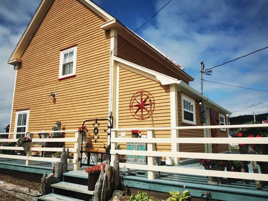 Saffron House House in Twillingate