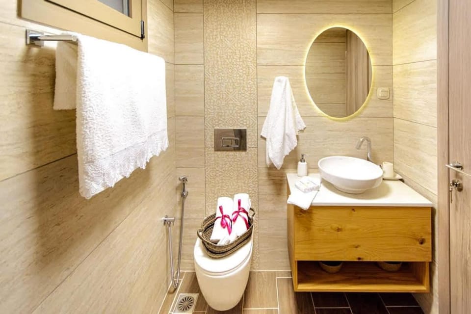Toilet, Bathroom, towels
