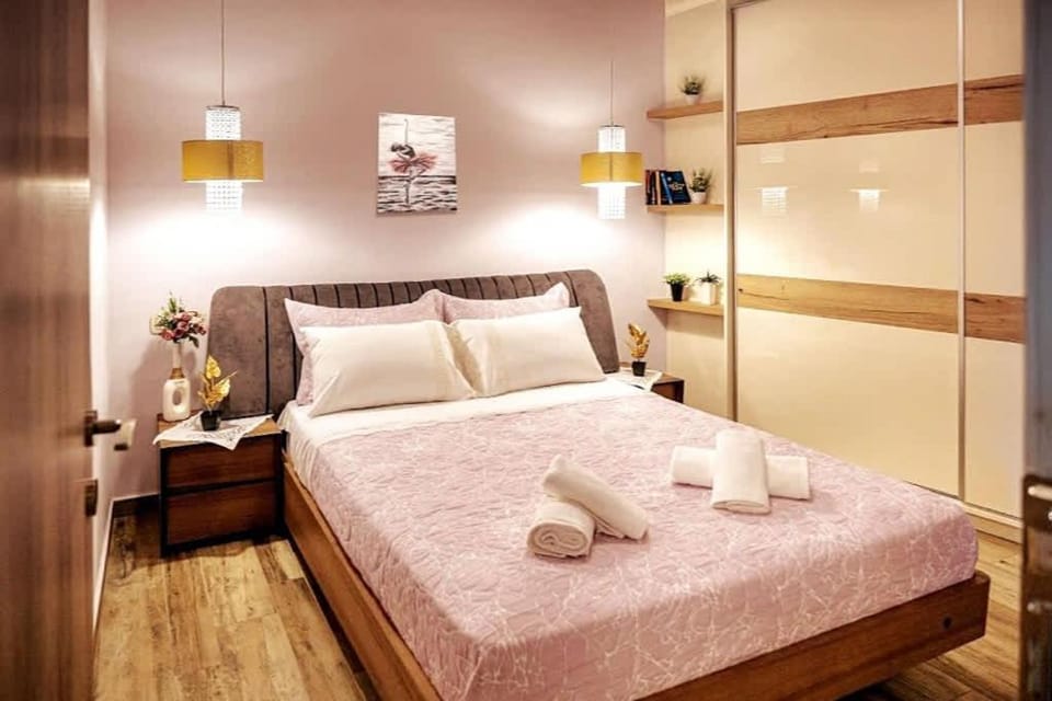 Bed, Bedroom, towels