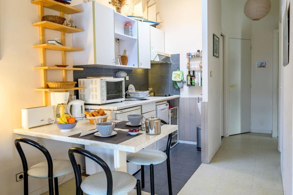 Coffee/tea facilities, Kitchen or kitchenette, Dining area, oven, stove, toaster