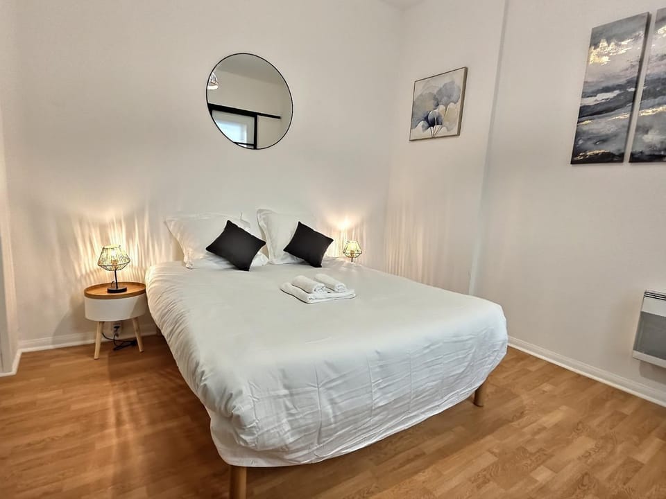 Bed, Photo of the whole room, Bedroom, towels