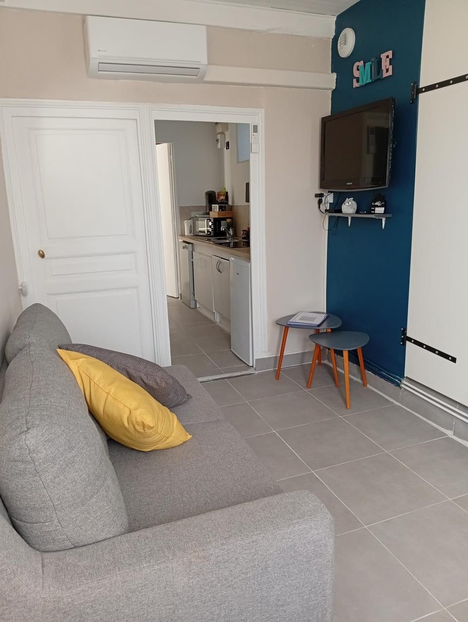 Property building, Communal lounge/ TV room, Living room, Seating area