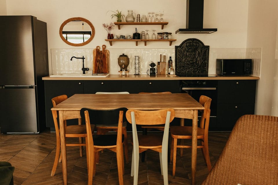Kitchen or kitchenette, Dining area