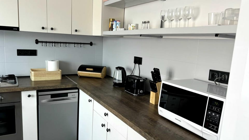 Coffee/tea facilities, dishwasher, microwave