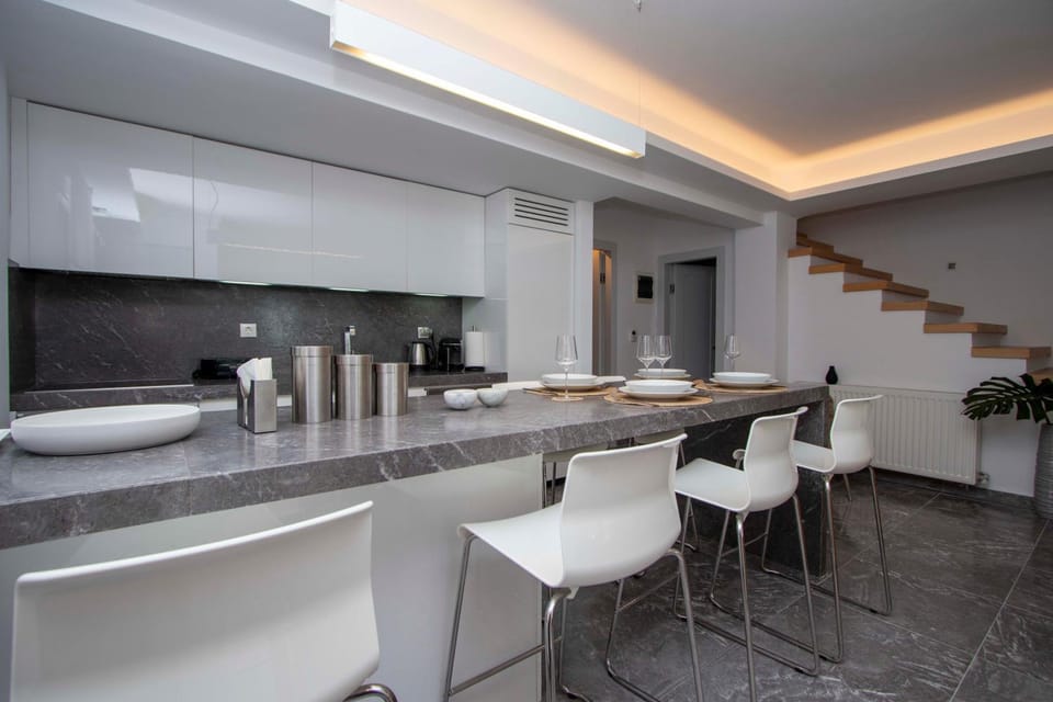 Kitchen or kitchenette, Seating area, Dining area, stove