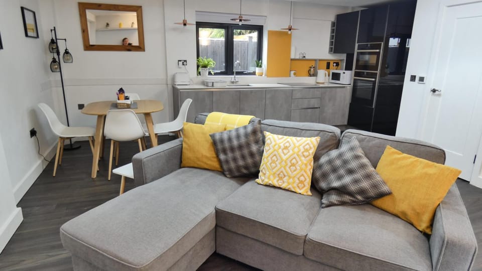 Kitchen or kitchenette, Living room, Seating area, Dining area, oven, pet friendly, stove