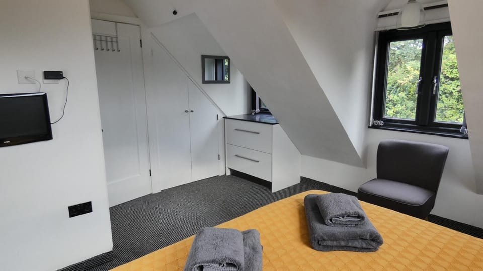 Bed, TV and multimedia, Bedroom, towels
