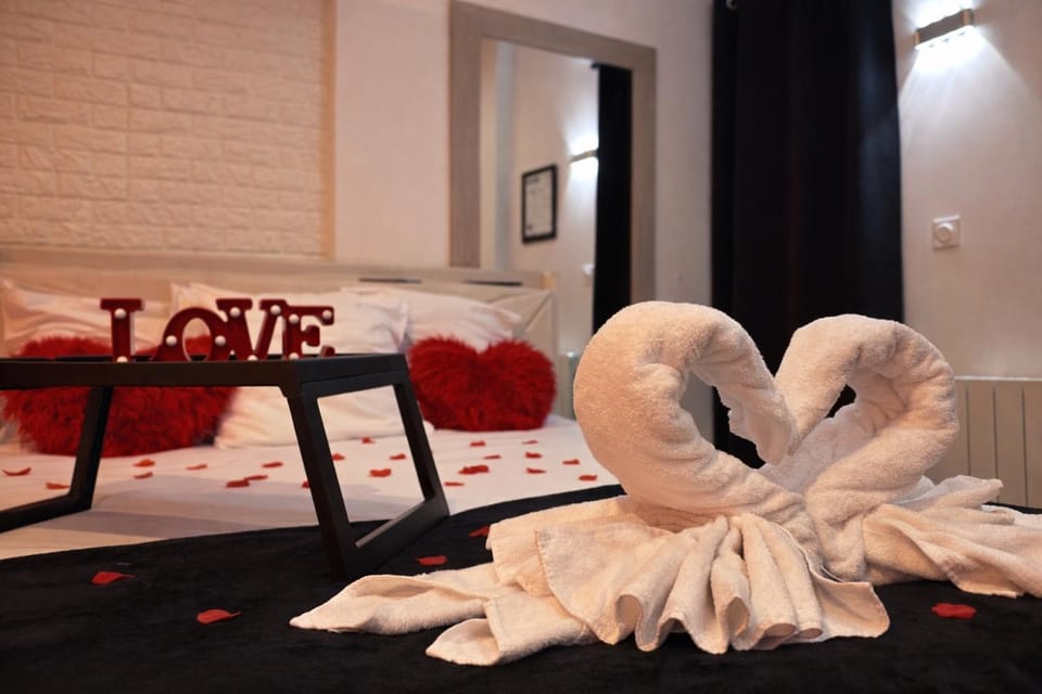 Bed, Photo of the whole room, Bedroom, towels
