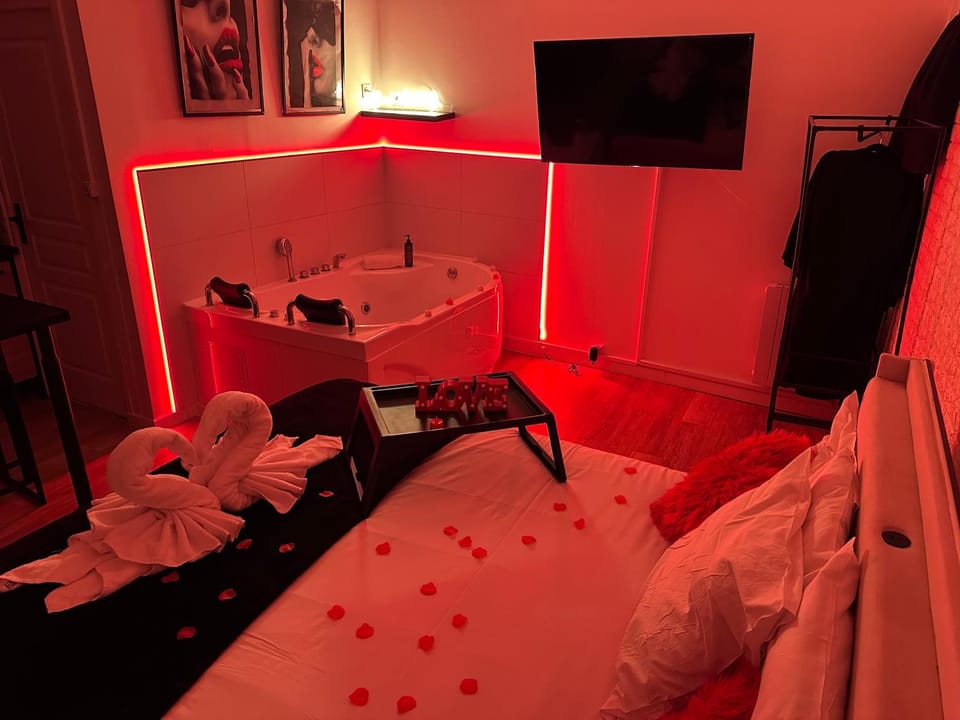 Bed, TV and multimedia, Photo of the whole room, Bedroom, towels