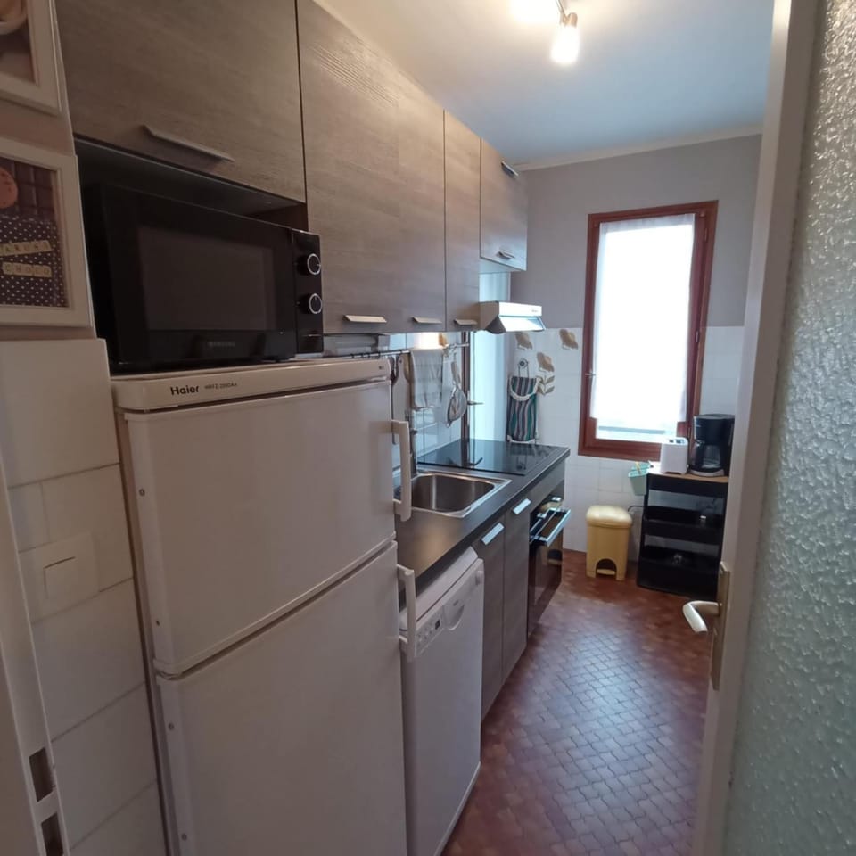 Coffee/tea facilities, dishwasher, microwave, oven, stove, toaster, kitchen