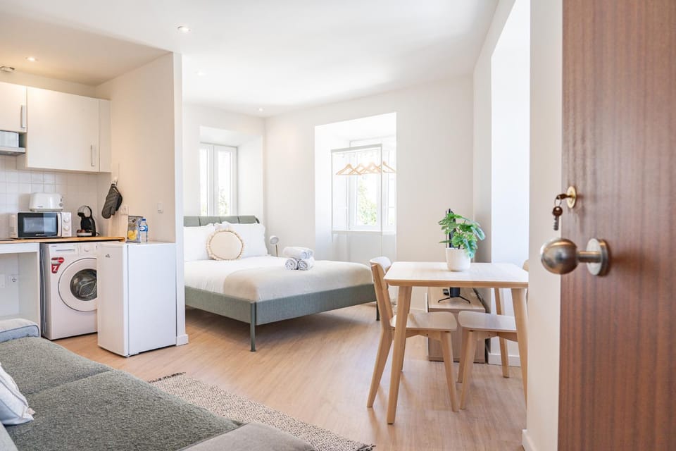 Bed, Kitchen or kitchenette, Photo of the whole room, washing machine