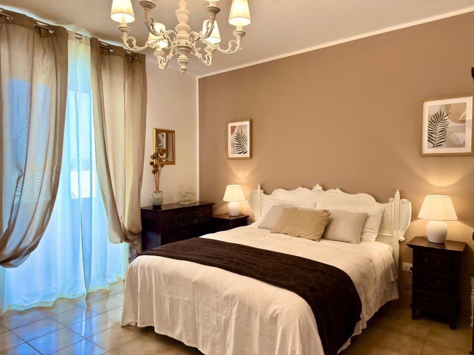 Bed, Balcony/Terrace, Photo of the whole room, Bedroom, hair dryier, towels, air conditioner