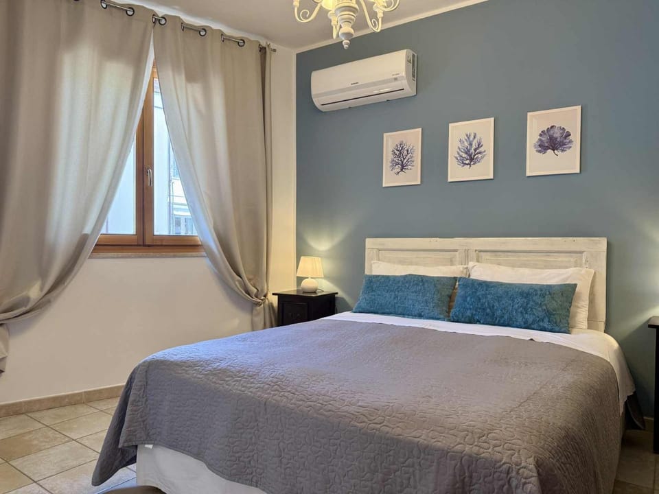 Photo of the whole room, Bedroom, air conditioner