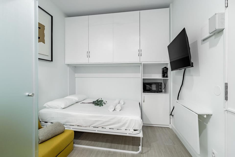 Bed, towels