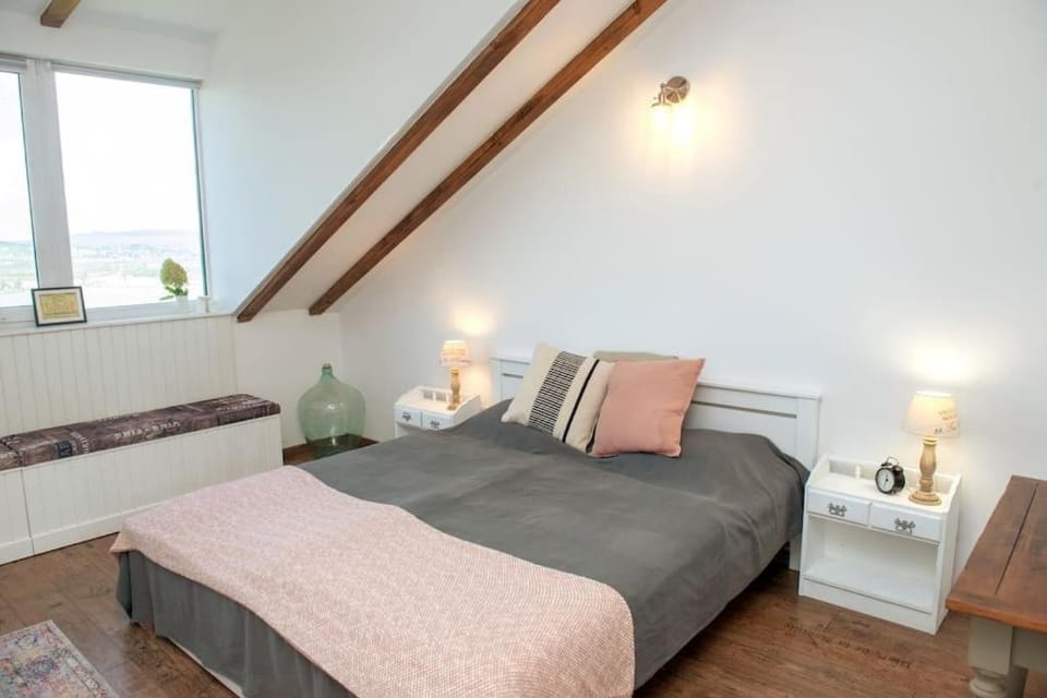 Bed, Seating area, Bedroom