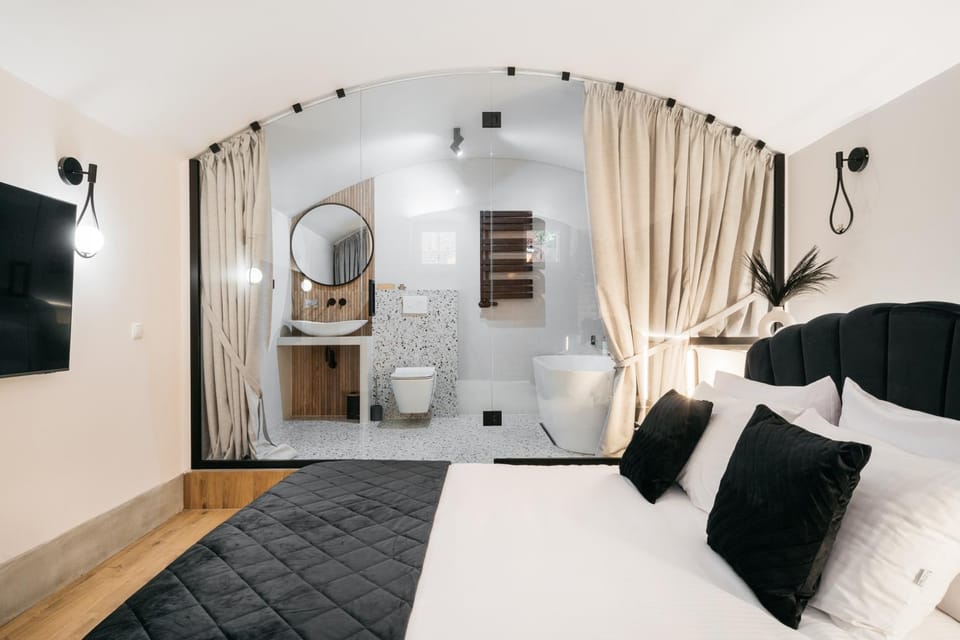 Bed, TV and multimedia, Photo of the whole room, Seating area, Evening entertainment, Bedroom