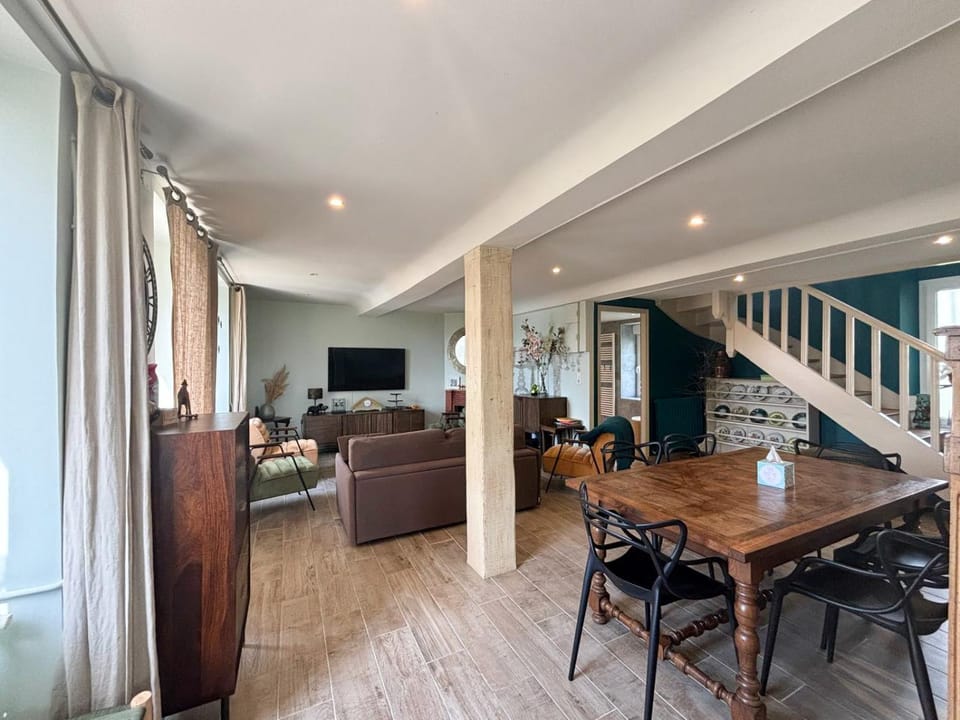 TV and multimedia, Living room, Seating area, Dining area