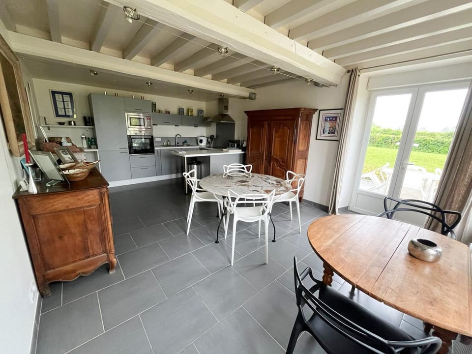 Coffee/tea facilities, dishwasher, microwave, oven, stove, kitchen