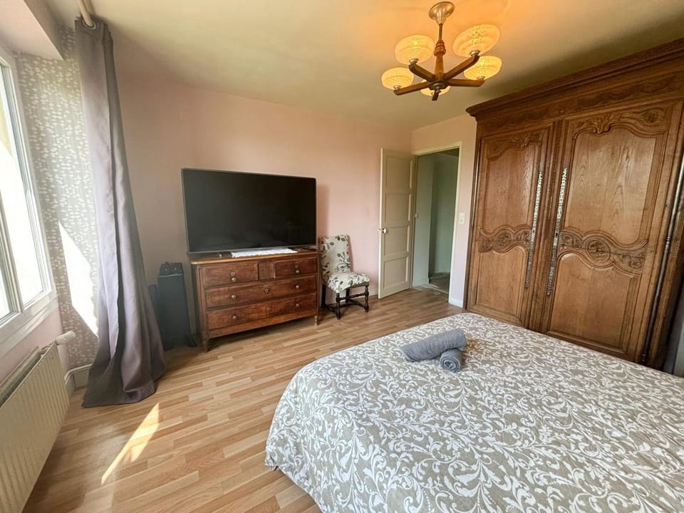 Photo of the whole room, Bedroom