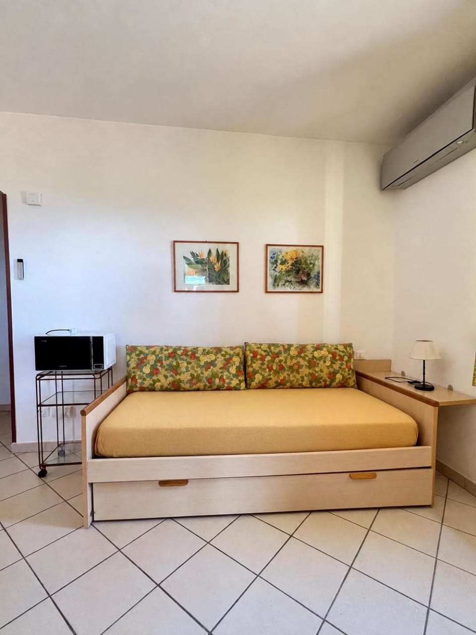 Bed, TV and multimedia, Living room, Photo of the whole room, Seating area, Bedroom, air conditioner