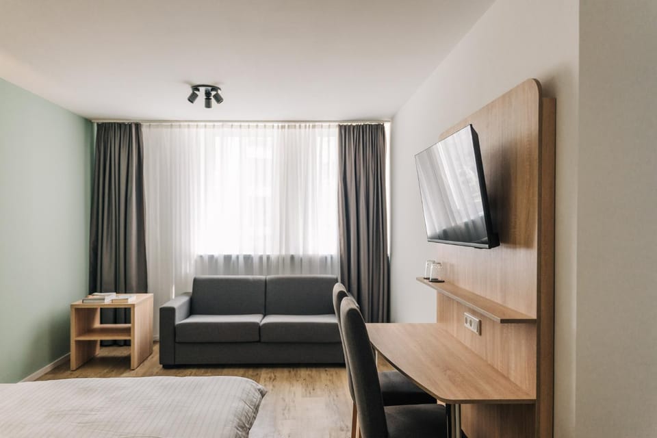 Bed, TV and multimedia, Seating area, Evening entertainment, Bedroom