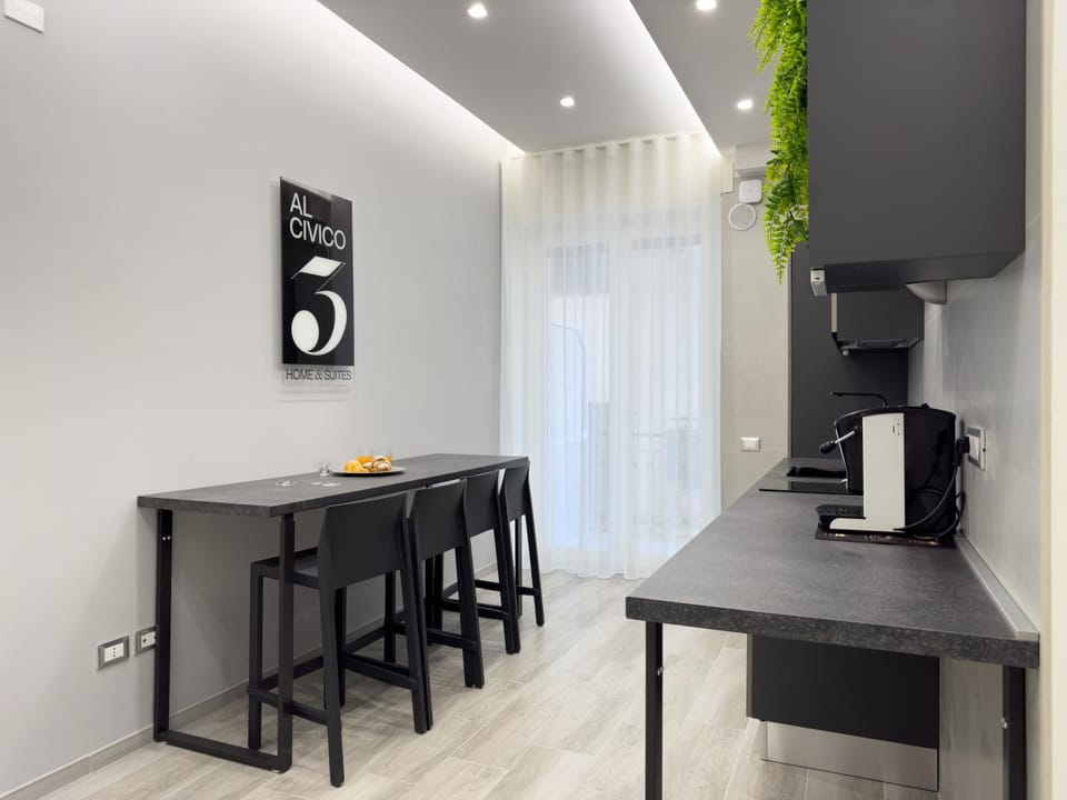 Coffee/tea facilities, Kitchen or kitchenette, Dining area, Breakfast