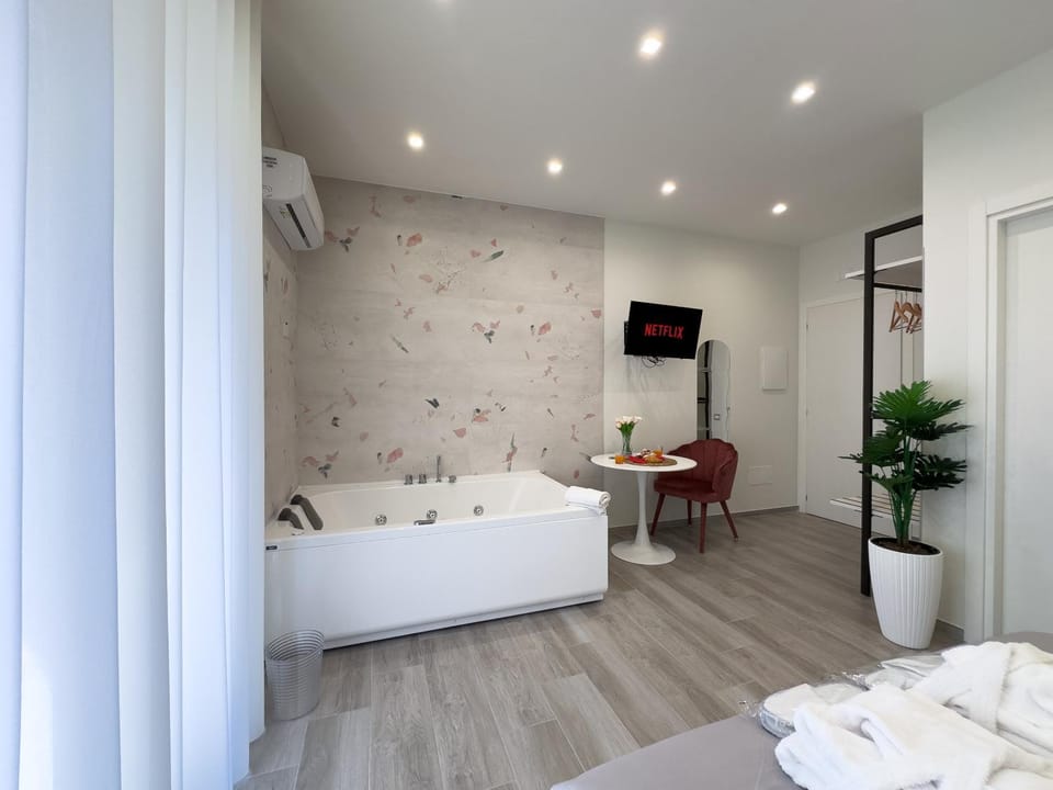 Bed, Hot Tub, TV and multimedia, Coffee/tea facilities, Bedroom, Breakfast, towels