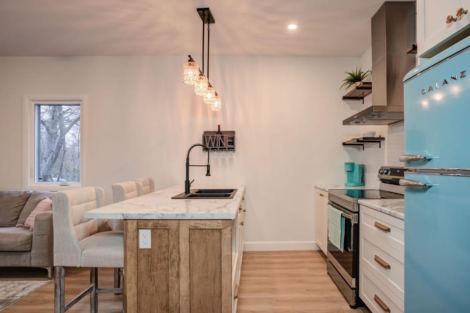 Chic Suite by Westlynn Apartment in Ontario