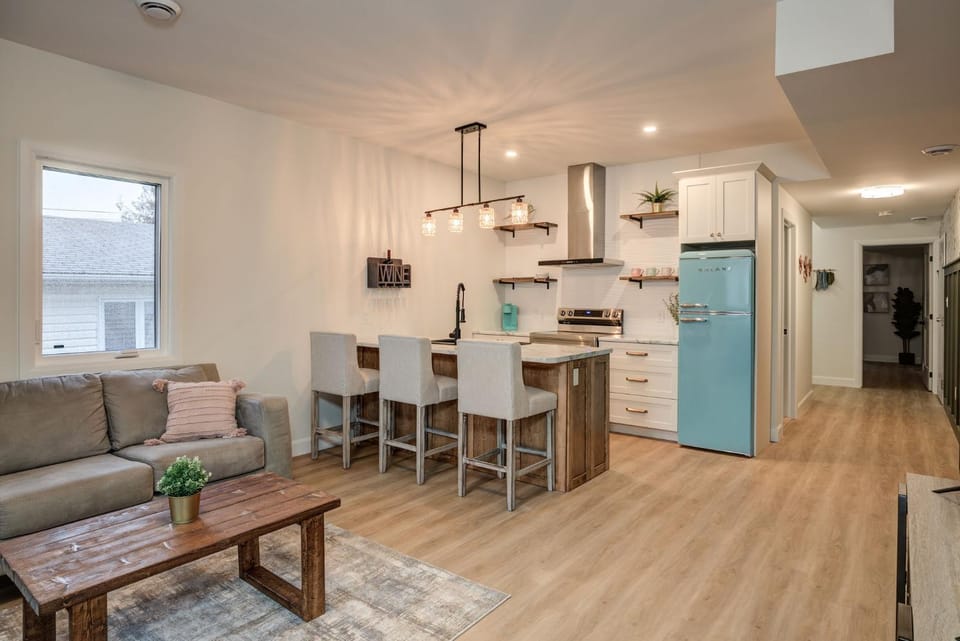 Chic Suite by Westlynn Apartment in Ontario
