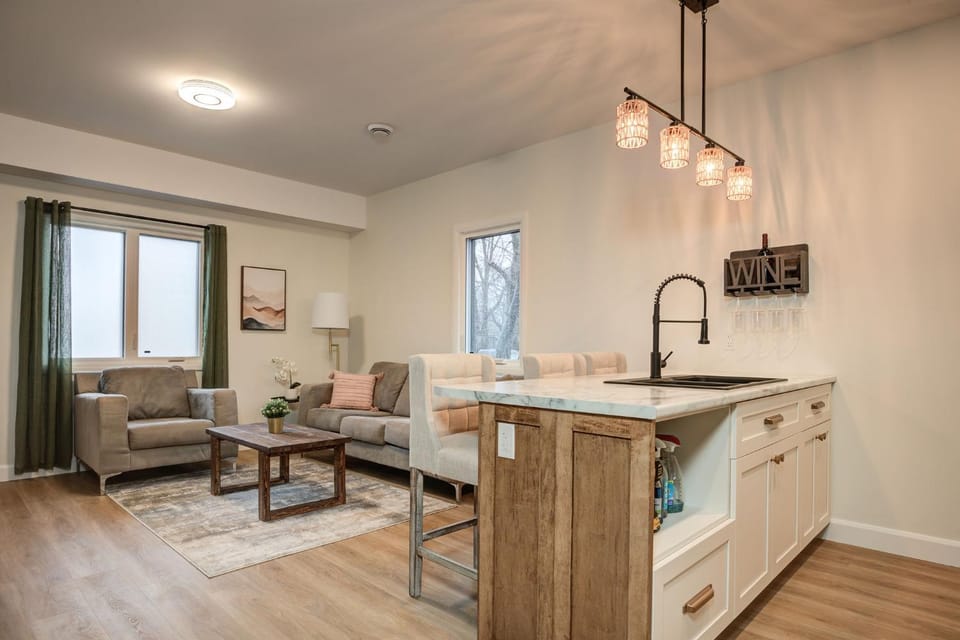 Chic Suite by Westlynn Apartment in Ontario