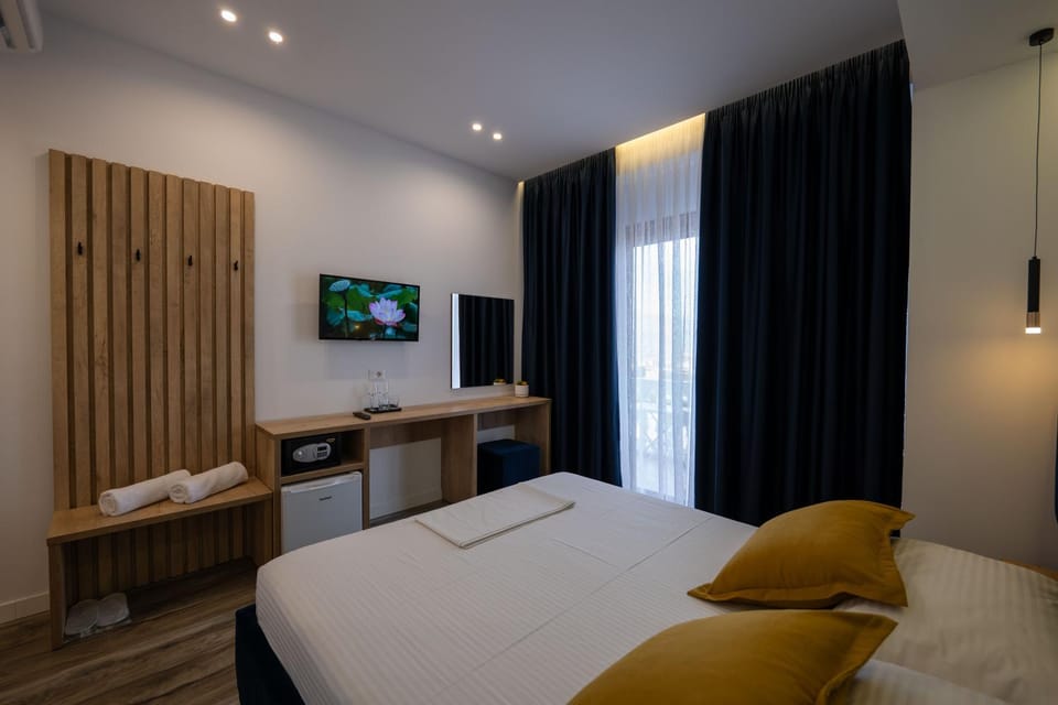 Bed, TV and multimedia, Photo of the whole room, Bedroom, air conditioner