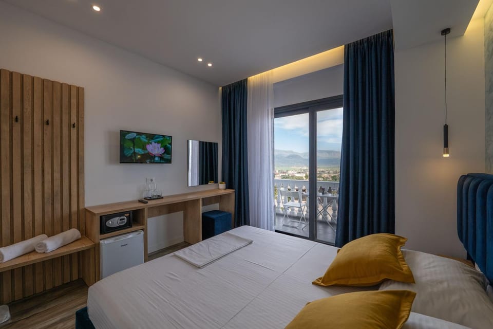 Bed, TV and multimedia, Photo of the whole room, Bedroom, towels