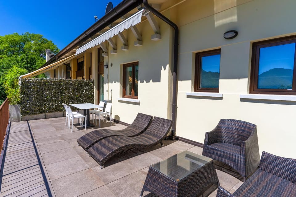 Balcony/Terrace, sunbed