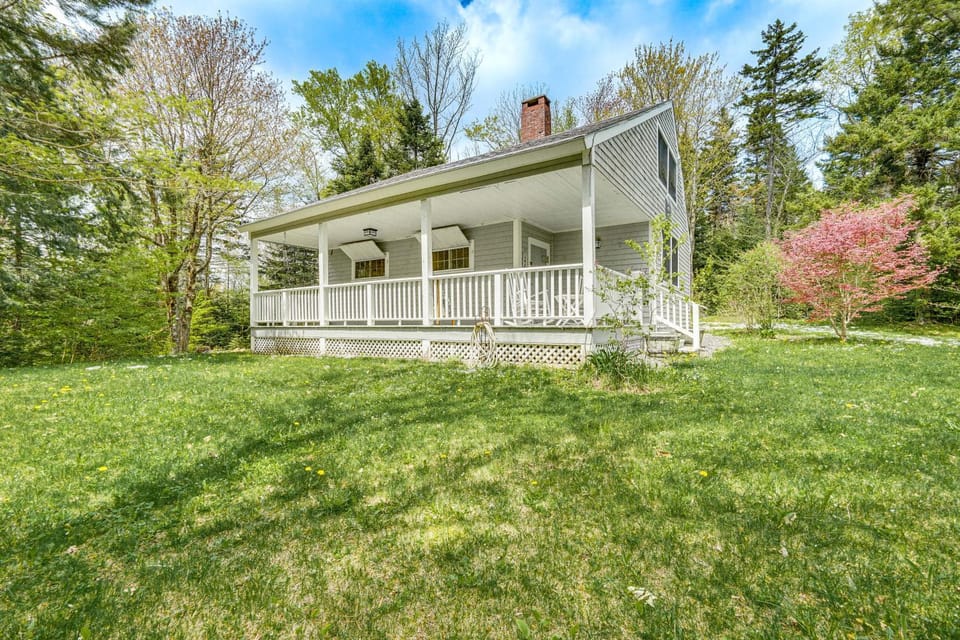 4 Mi to Lake Raponda! Secluded Family Cottage House in Vermont