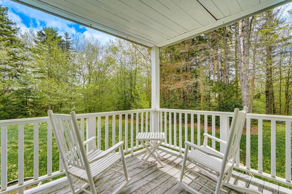 4 Mi to Lake Raponda! Secluded Family Cottage House in Vermont