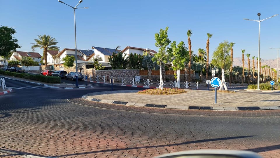 Neighbourhood, Location