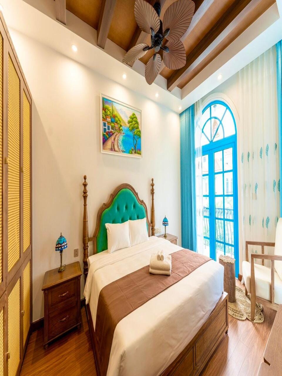 Bed, Photo of the whole room, Bedroom, fireplace