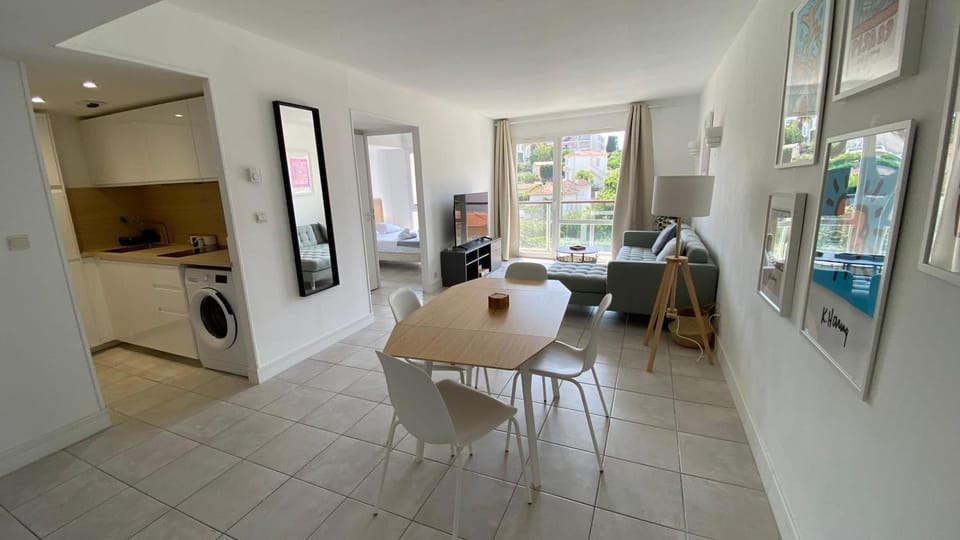 Kitchen or kitchenette, Seating area, Dining area, washing machine