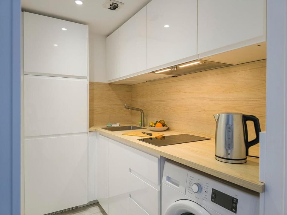 Coffee/tea facilities, Kitchen or kitchenette, stove, washing machine