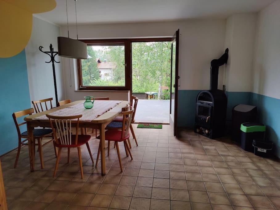 Living room, Seating area, Dining area, oven