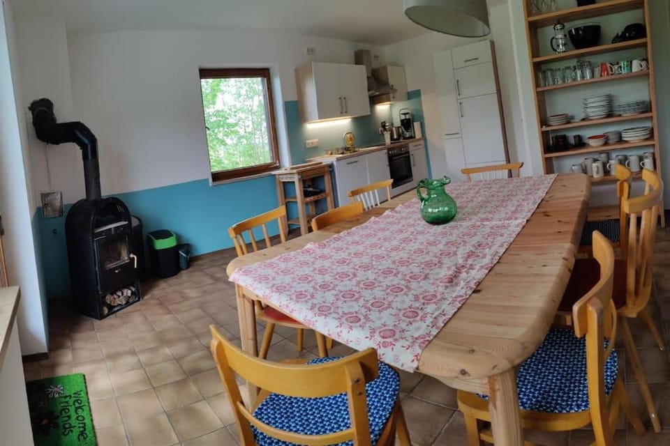 Kitchen or kitchenette, Seating area, Dining area, oven