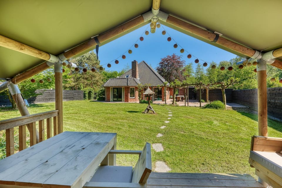 Forest Villa with shared pool & Eco Wellness Villa in Zeewolde