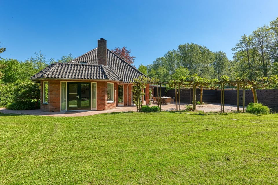 Forest Villa with shared pool & Eco Wellness Villa in Zeewolde
