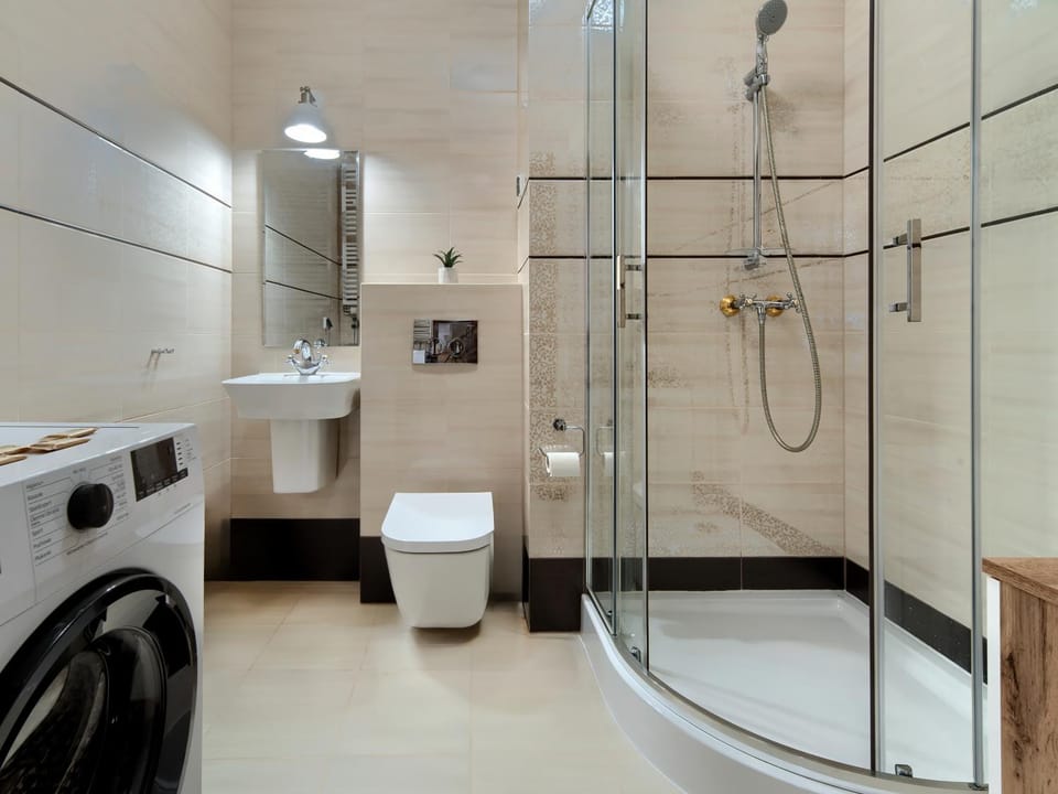 Shower, Toilet, Bathroom, towels, washing machine