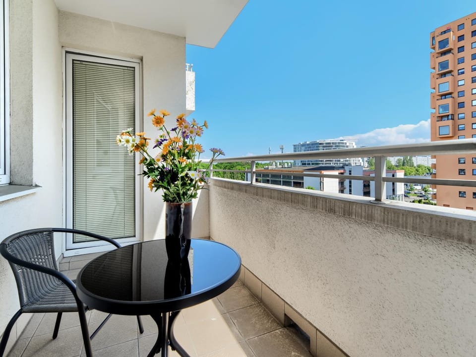 Property building, Patio, Day, View (from property/room), Balcony/Terrace, Dining area, City view