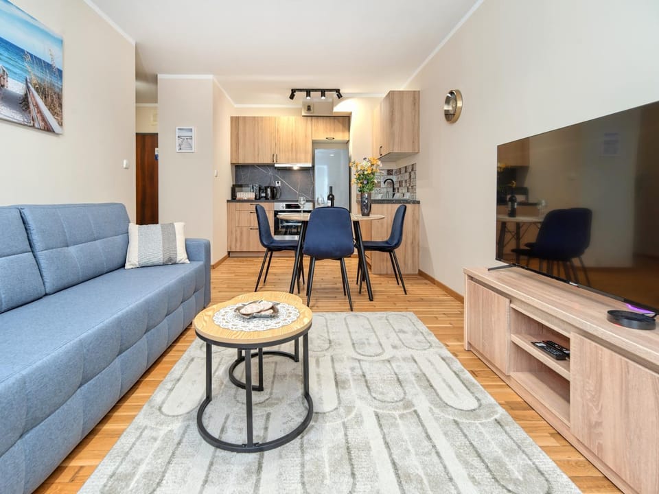 TV and multimedia, Kitchen or kitchenette, Living room, Seating area, Dining area