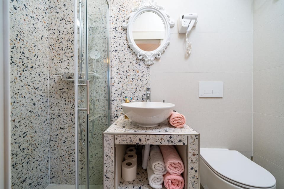 Shower, Bathroom, towels